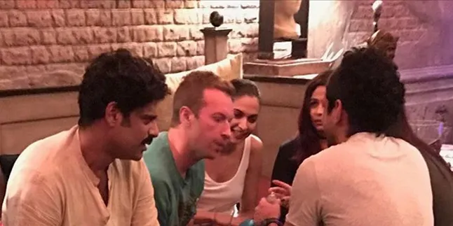 Pesta di Rumah SRK, Chris Martin Ngobrol Seru Bareng Deepika Pesta di Rumah SRK, Chris Martin Ngobrol Seru Bareng Deepika