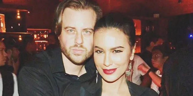 Pesta Halloween, Kekasih Sophia Latjuba Mengaku Jadi Suami