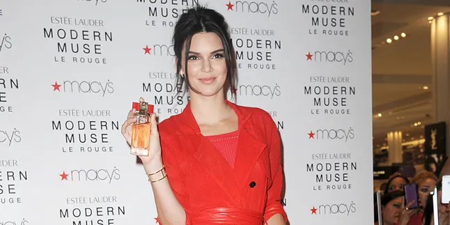 Pesta, Kendall Jenner Pakai Hot Pants Super Mini