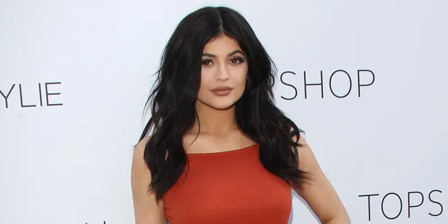 Setelah Hadir di VMA, Kylie Jenner Pesta dan Umbar Bagian Pribadi