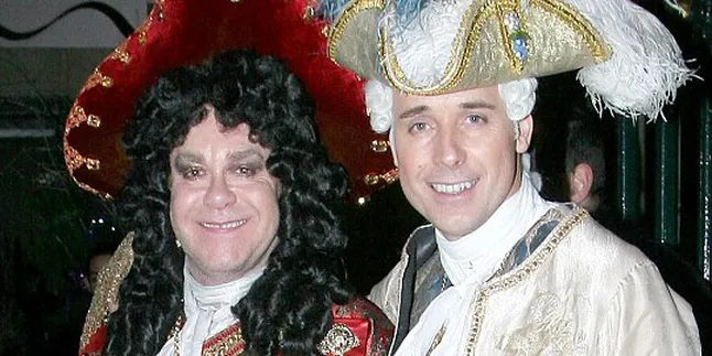 Pesta Ultah 'Suami', Elton John Dandan Seperti Wanita