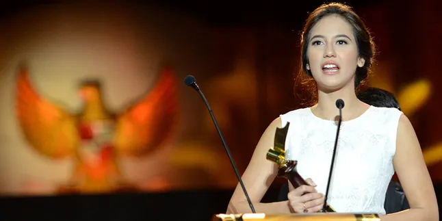 Pevita Pearce Pamer Punggung Mulus Pevita Pearce Pamer Punggung Mulus