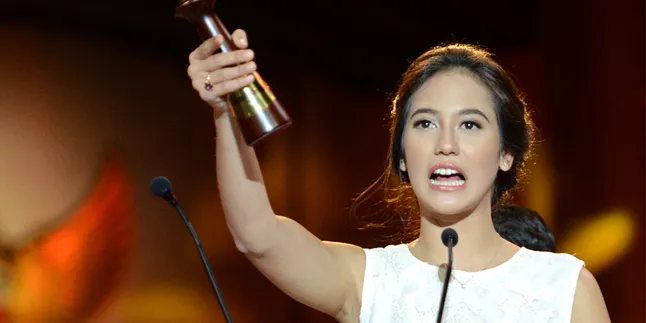 Pevita Pearce Pun Tampak 'Berantakan' Saat di Tempat Tidur
