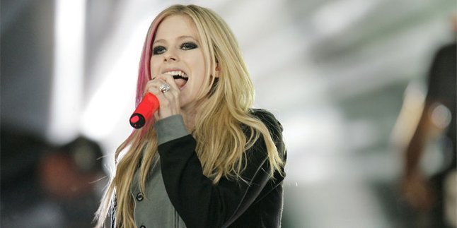 [Pic] Avril Lavigne Sebar Foto Pembuatan Klip 'Rock N Roll'