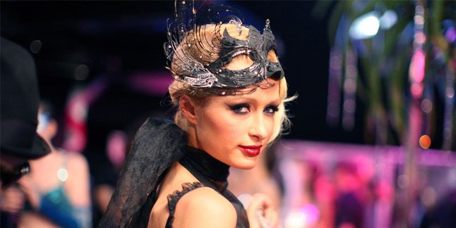 [Pic] Paris Hilton Gembira Selesaikan Syuting Klip Baru