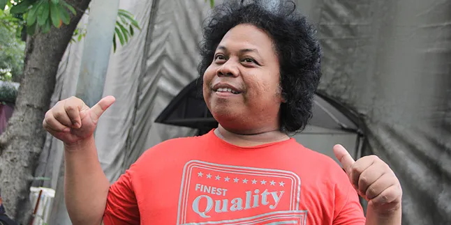 Pihak Keluarga Ungkap Jika Budi Anduk Menderita Tumor Sejak Lama Pihak Keluarga Ungkap Jika Budi Anduk Menderita Tumor Sejak Lama