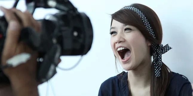 Pilih Jadi Solois, Aurelia Devi Rilis 'In Love With You'