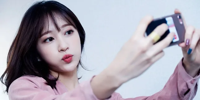 Pilih Kenakan Dress Strapless, Hani EXID Pamer Belahan Dada