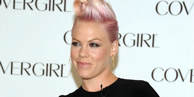 Pink Bantu Penggemar Lesbinya Lakukan Lamaran