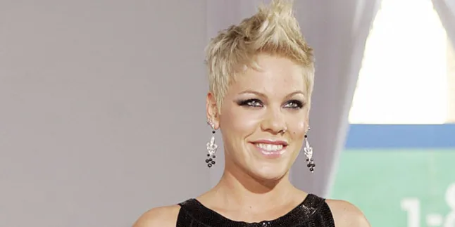 Pink Hentikan Konser Karena Gadis Menangis