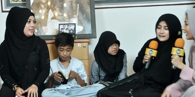 Pipik Dian Hibur Anak Setelah Kecewa Makam Abinya Dibongkar Pipik Dian Hibur Anak Setelah Kecewa Makam Abinya Dibongkar