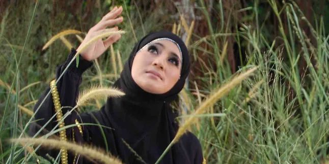 Pipik Rindukan Momen Sholat Berjamaah Bareng Uje