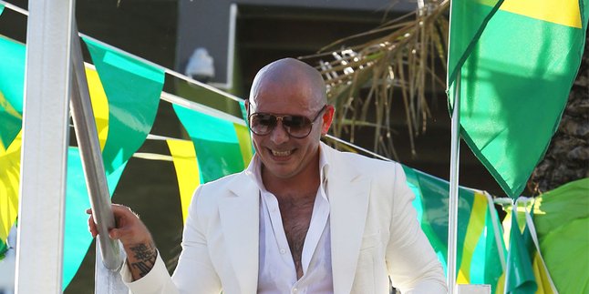 Pitbull Rilis Premiere Lagu 'Fireball' Via Soundcloud