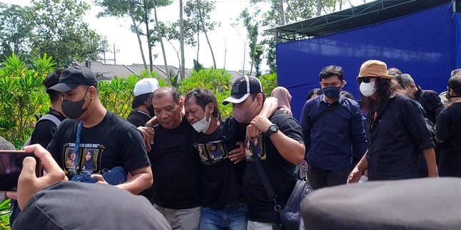 Polisi Bakal Lakukan Autopsi, Keluarga Tragedi Kanjuruhan Histeris Saat Saksikan Proses Ekshumasi