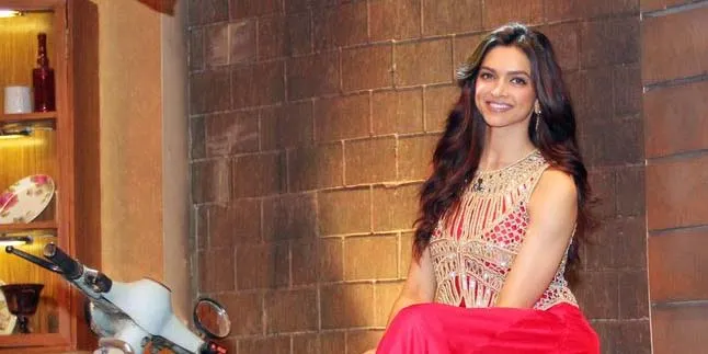 Polos Tak Ber-Make Up, Deepika Padukone Pede Jalan di Bandara