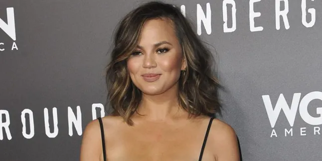 Polos Tanpa Makeup, Chrissy Teigen Pamer Wajah Penuh Jerawat