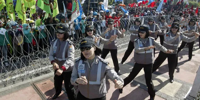 Polwan Lakukan 'Gangnam Style' Untuk Mengatasi Pendemo