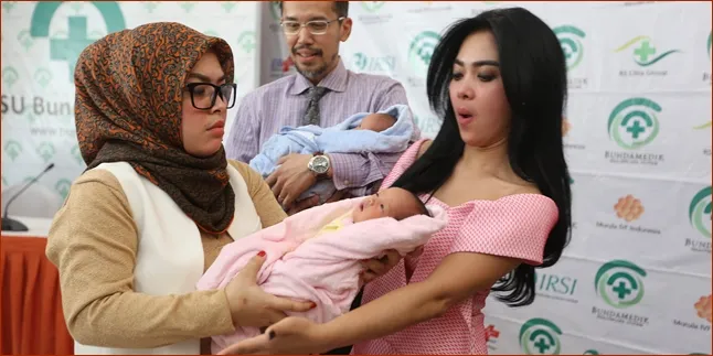 Ponakan Kembar Lahir, Syahrini Bawakan Sepatu Lucu Dari Eropa Ponakan Kembar Lahir, Syahrini Bawakan Sepatu Lucu Dari Eropa