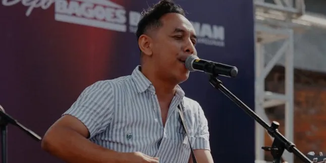 Pongky Barata First Time Learning Guitar Performing the Song 'Abang Tukang Bakso'