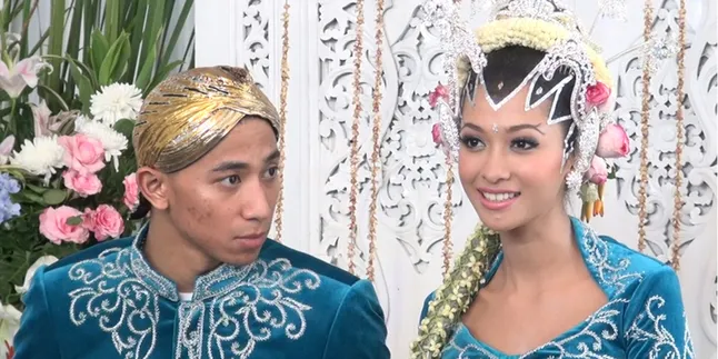 Poppy Bunga Ikutan Sulam Alis Biar Suami Makin Cinta! Poppy Bunga Ikutan Sulam Alis Biar Suami Makin Cinta!