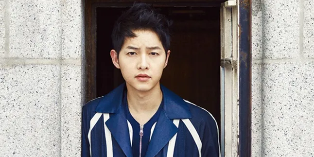 Populer, Song Joong Ki Sampai 'Tenggelam' Dalam Lautan Microphone