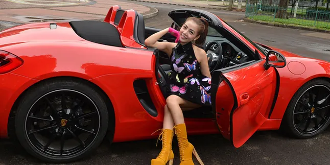 Porsche Boxster, Sports Car Mewah Tunggangan Bella Shofie Porsche Boxster, Sports Car Mewah Tunggangan Bella Shofie