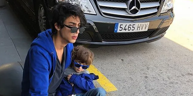 Pose Bareng Aryan Khan dan Suhana, AbRam Khan Manyun Pegang Roti Pose Bareng Aryan Khan dan Suhana, AbRam Khan Manyun Pegang Roti