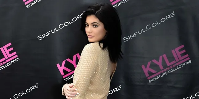 Pose Bareng Ibunya, Kylie Jenner Masih Tak Tunjukkan Perutnya