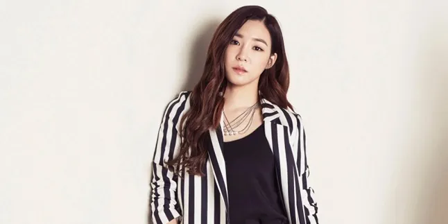 Pose Cantik di Atas Pasir dan Pohon, Tiffany SNSD Bak Dewi Hawaii Pose Cantik di Atas Pasir dan Pohon, Tiffany SNSD Bak Dewi Hawaii