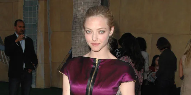 Pose Cuma Pakai Handuk di Kepala, Amanda Seyfried Siap Goda Kamu Pose Cuma Pakai Handuk di Kepala, Amanda Seyfried Siap Goda Kamu