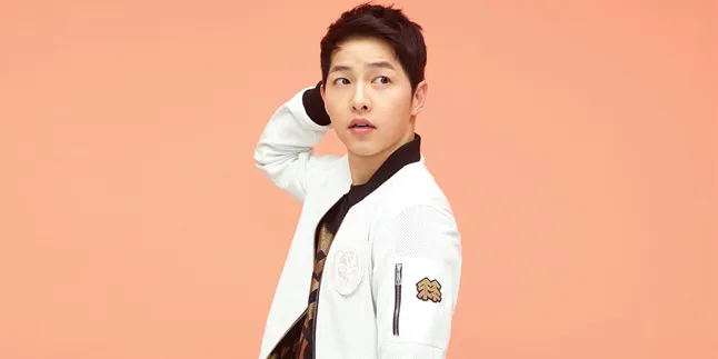 Pose Cute Menggemaskan, Song Joong Ki Berani Buka-Buka Baju