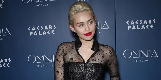 Pose di Atas Ranjang, Miley Cyrus Pamer Foto Topless (Lagi) Pose di Atas Ranjang, Miley Cyrus Pamer Foto Topless (Lagi)