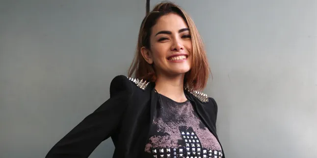 Pose Hot Pakai Lingerie, Nikita Mirzani Bikin Pria Gigit Jari Pose Hot Pakai Lingerie, Nikita Mirzani Bikin Pria Gigit Jari