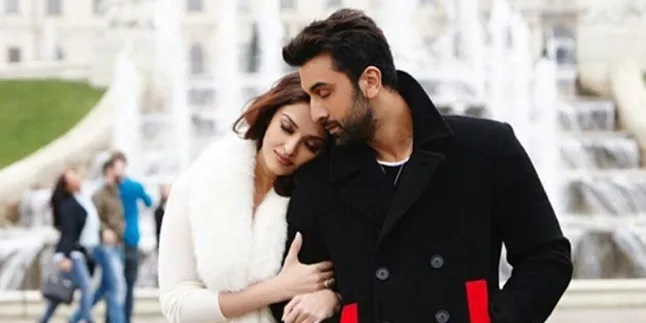 Pose Hot Pamer Paha, Aishwarya Rai Bikin Ranbir Kapoor Terpesona Pose Hot Pamer Paha, Aishwarya Rai Bikin Ranbir Kapoor Terpesona