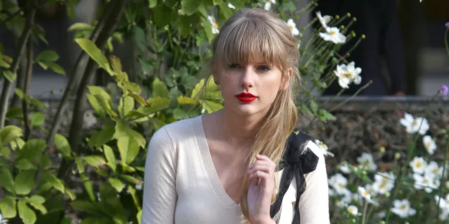 Pose Lucu Taylor Swift Bersama Kucing Kesayangannya Pose Lucu Taylor Swift Bersama Kucing Kesayangannya
