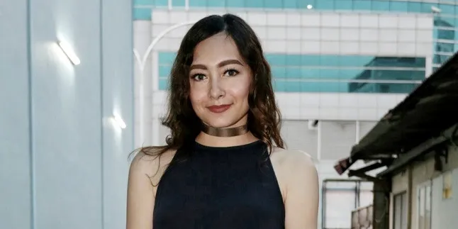 Pose Mesra - Umbar Kata Cinta, Inikah Pacar Bule Dewi Rezer?