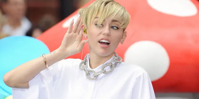 Pose (Nyaris) Bugil Tergila Yang Dilakoni Miley Cyrus