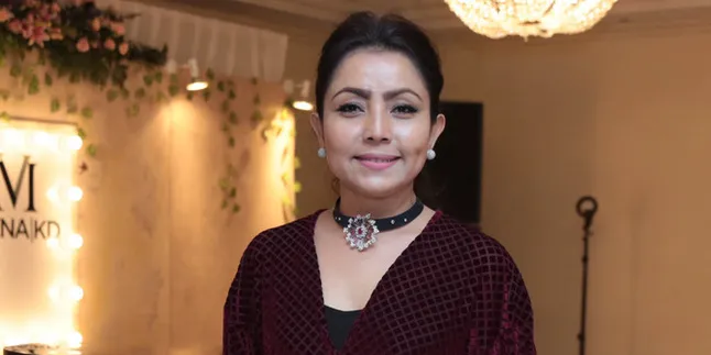 Pose OOTD di Rumah Mewahnya, Mayangsari Cantik Tenteng Tas Mahal