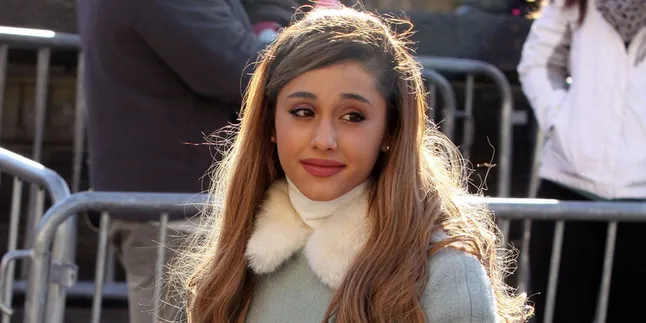 Pose Seksi Ini Bikin Ariana Grande Makin Terlihat Dewasa