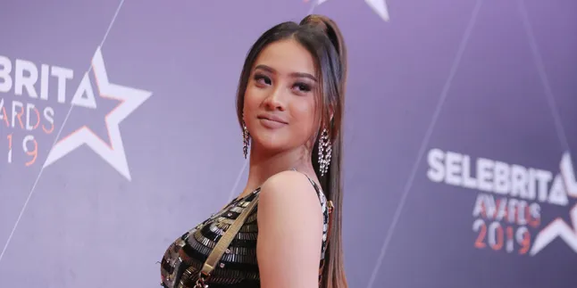 Pose Seolah Telanjang, Foto Anya Geraldine Jadi Sorotan