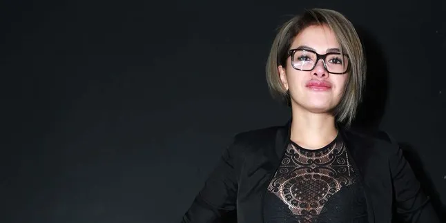 Pose Topless di Tepi Pantai, Nikita Mirzani Tak Mau Dikomentari Pose Topless di Tepi Pantai, Nikita Mirzani Tak Mau Dikomentari