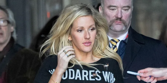 Pose Topless, Ellie Goulding Ekspos Tubuh Sempurna