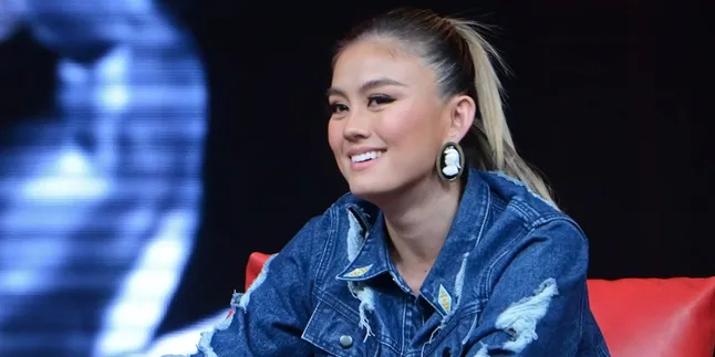 Posting Foto, Agnez Mo Pamer Cincin Emas di Jari Manisnya