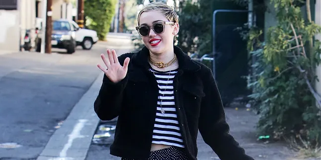 Posting Foto, Miley Cyrus Pamer Gaya Saat Konsumsi Narkoba