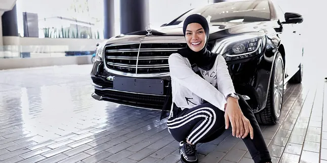 Posting Foto Mobil Mewah, Nikita Mirzani Sindir Para Haters Miskin