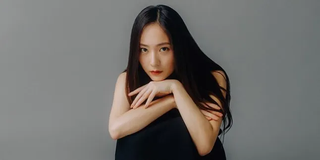 Postingan Perdana Krystal Setelah Meninggalnya Sulli, Cantik Walau Tanpa Senyum