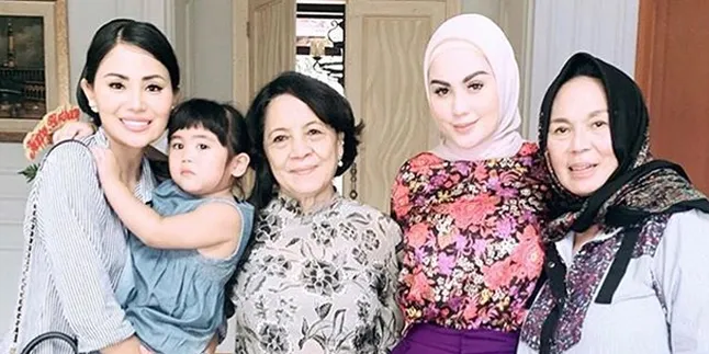 Potongan Pertama Tumpeng Ultah Diarahkan ke Perut, Jennifer Dunn Sedang Hamil?