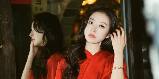 Portrait of Beautiful Actress Zhou Yutong Showcasing Style Transformation from Natural to Glamorous