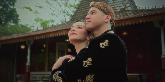 Portrait of Alyssa Daguisse and Al Ghazali Wearing Traditional Javanese Clothing in the Latest Dewa 19 Music Video