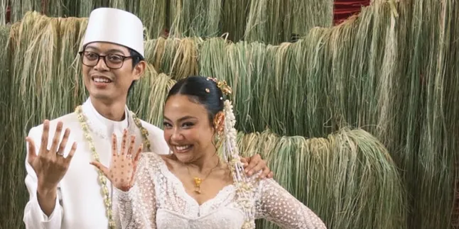 Portrait of Aulion and Pila Officially Married, Previously Undergoing the Kolontigi Ceremony of Sulawesi